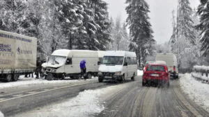 Mașini iarna, accident
