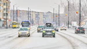 Mașini iarna în oraș