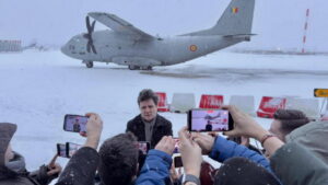 Nicușor Dan, blocat la Paris din cauza vremii și a aeronavei Spartan