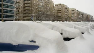 Ninsoare în București, masini, zapada, iarna, meteo