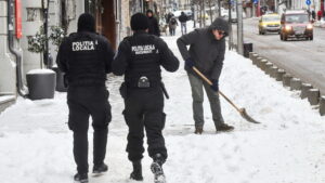 Poliția Locală, deszăpezire pe trotuar