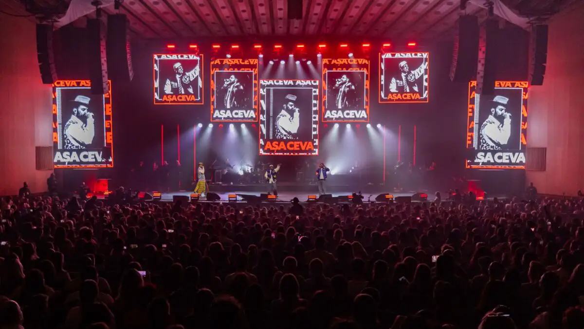 Smiley, Alex Velea și Connect-R încheie un an de colaborări cu lansarea live a albumului „Anii în care nu dormim”