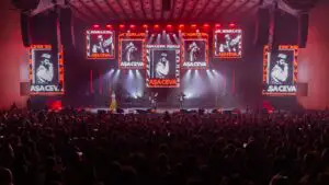 Smiley, Alex Velea și Connect-R încheie un an de colaborări cu lansarea live a albumului „Anii în care nu dormim”