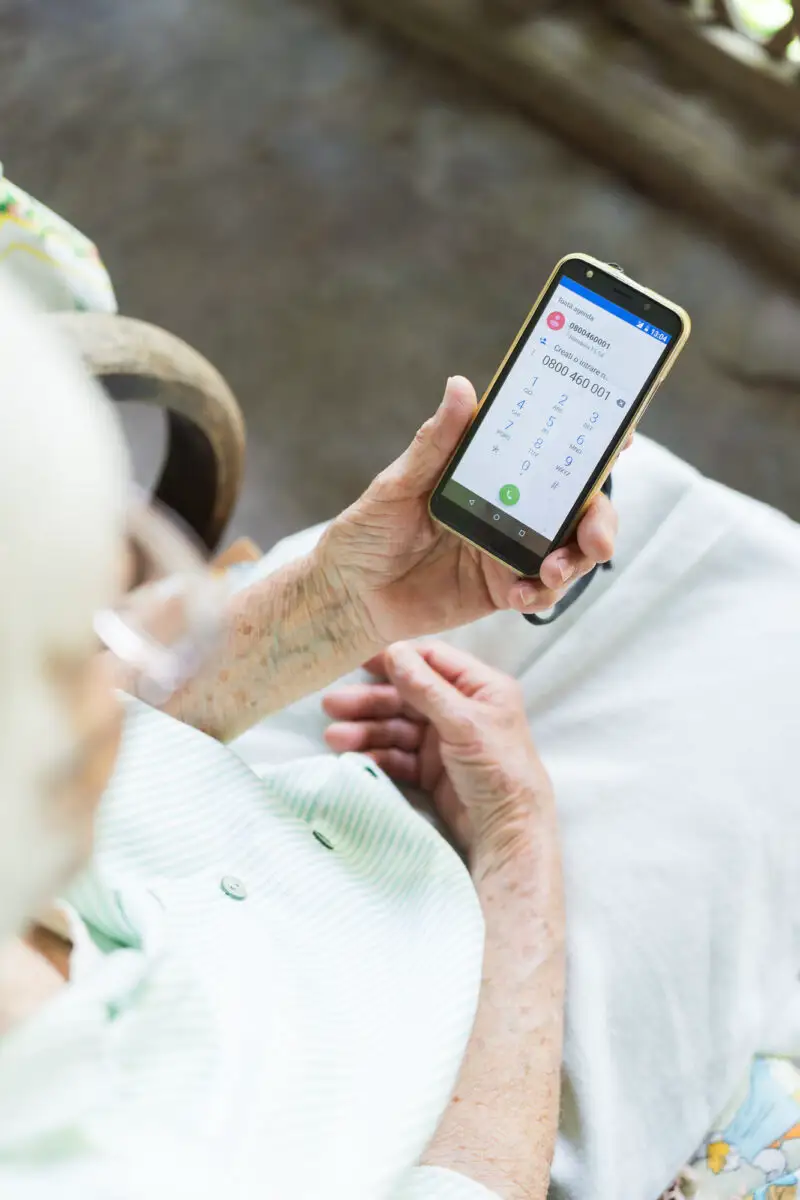 Senior apeland la Telefonul Varstnicului