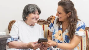 Senior beneficiar alaturi de asistent social