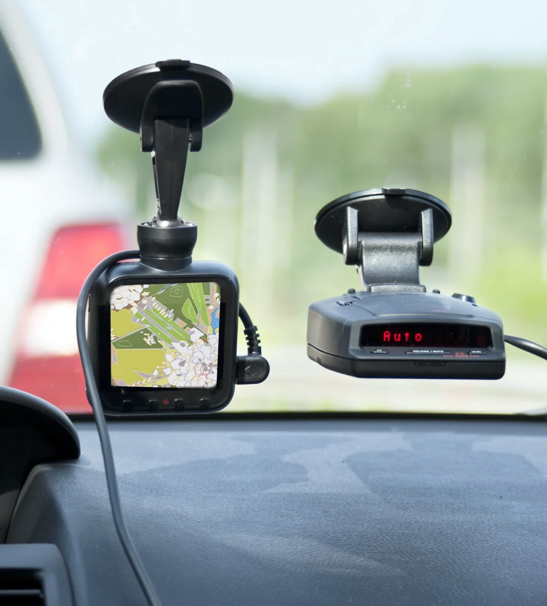 Sistem GPS și sistem antiradar montate pe parbriz