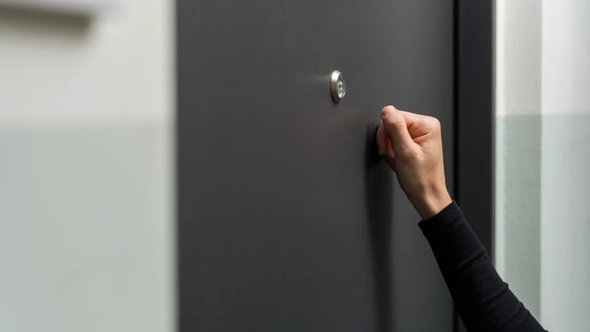 Viața la bloc. Situația în care vecinii îți pot intra în casă, chiar dacă nu ești prezent. Se face proces-verbal, semnat de toți