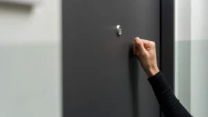 Ușă de apartament, ciocanit la usa, vecini la bloc