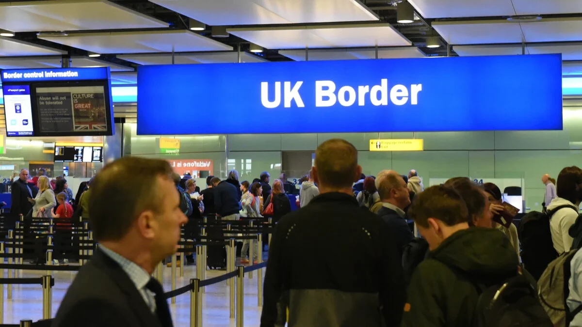 Regulă pentru românii care vor să intre în Marea Britanie. Nu mai pot intra fără ETA din 25 februarie. Cum se poate obține