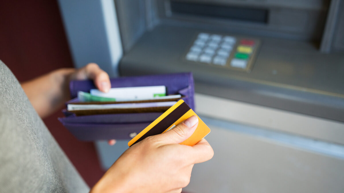 Avertisment pentru românii care merg cu cardul la cumpărături. Ce trebuie să scoți imediat din portofel