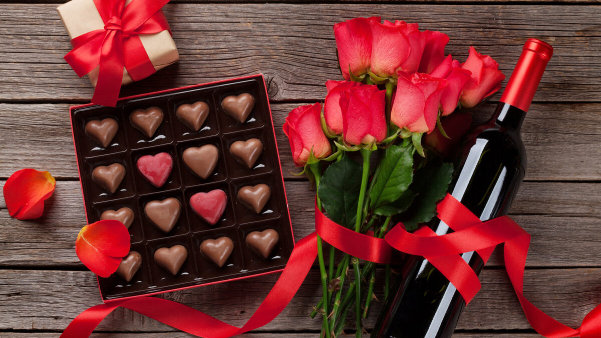 Cât costă să îți surprinzi jumătatea de Ziua Îndrăgostiților în 2026. Cât costă un buchet de flori și o cutie de ciocolată