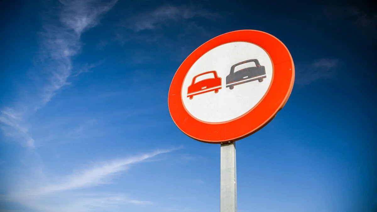 Cod Rutier 2026. Reguli privind linia continuă. Amenzi substanțiale și suspendarea permisului