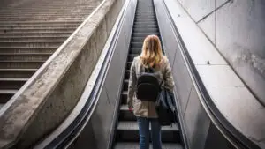 Românii riscă să muncească până la 70 de ani. Avertismentul unui consilier BNR: Nu mai este o joacă