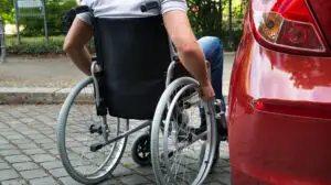 Persoanele cu handicap care au permis auto pot contesta suspendarea indemnizației. Ce trebuie să facă