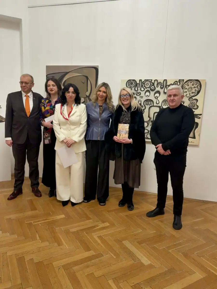 Expoziția de pictură „CONTINUUM, Fără Început, Fără Sfârșit”a artistei Ecaterina Vertis, s-a deschis marți, 10 februarie, la Galeria Romană