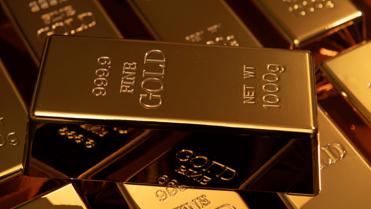 Aurul avansează către maxime istorice. Investitorii se refugiază în active sigure