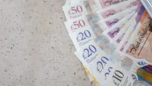 Finanțarea auto generează o dispută de miliarde de lire. Plățile către clienți sunt amânate cu ani de zile