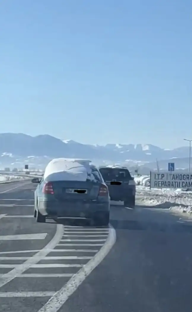 Mașina acoperită de zăpadă