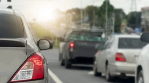 Masini, soferi, semnal vizual, lumina noua frana, lumini avarie