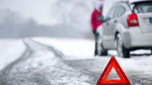 șofer, mașină, triunghi reflectorizant, iarnă