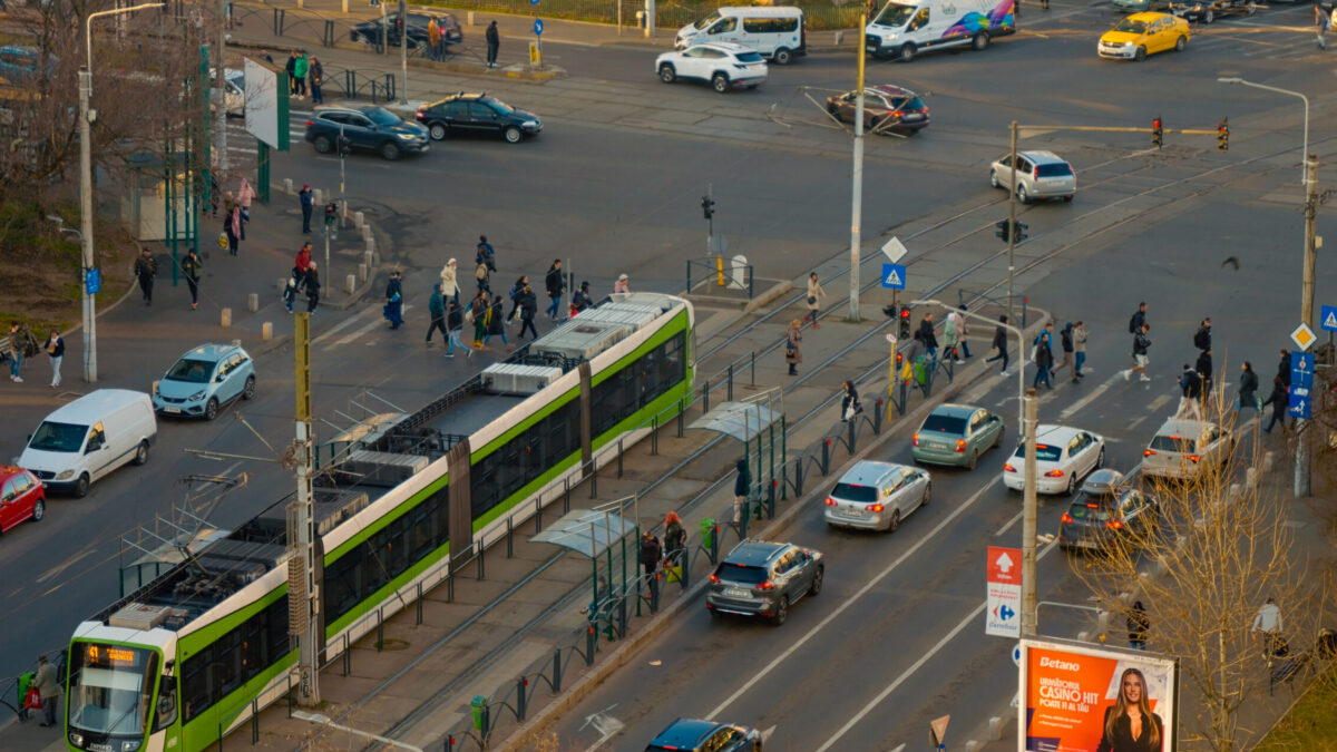 Avertisment din Bulgaria pentru România: prețurile nu vor scădea dacă petrolul se ieftinește. Transportul public nu trebuie scumpit