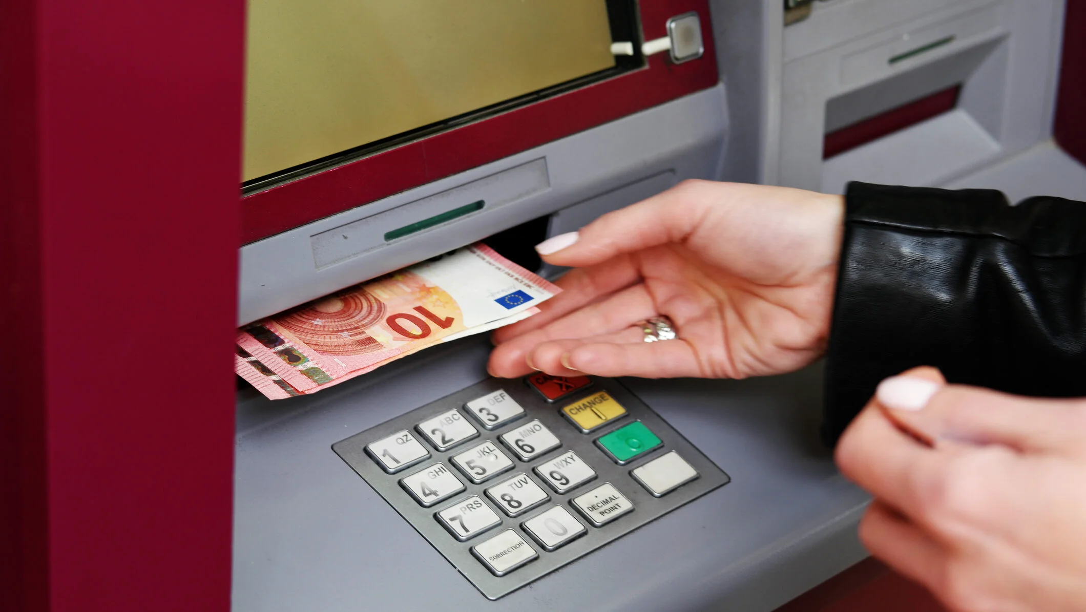 Se schimbă regulile la bancomat. Obligație în UE, se va verifica în timp real. Anunț pentru cine retrage bani numerar