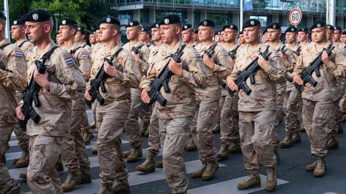 Serviciul militar a redevenit obligatoriu. 800 de tineri vor începe programul de instruire militară. Obligativitate lângă România