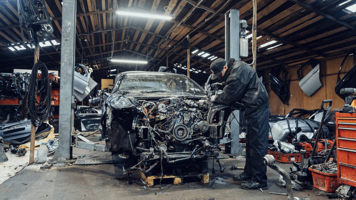 Adevărul despre mașinile second-hand din România. Cum recunoști o mașină cu 320.000 km dați înapoi pe bord