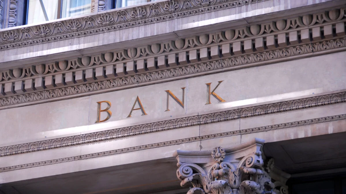 O nouă tranzacție bancară schimbă ierarhia pieței. O bancă din România ar putea urca pe locul trei după o achiziție de 550 milioane euro