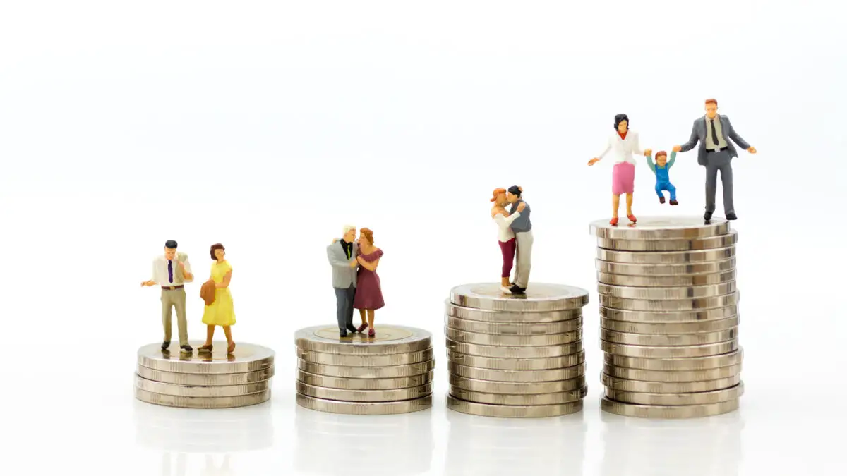 Asigurare de viață sau economisire la bancă. Ce alegere au românii care se gândesc la siguranța financiară