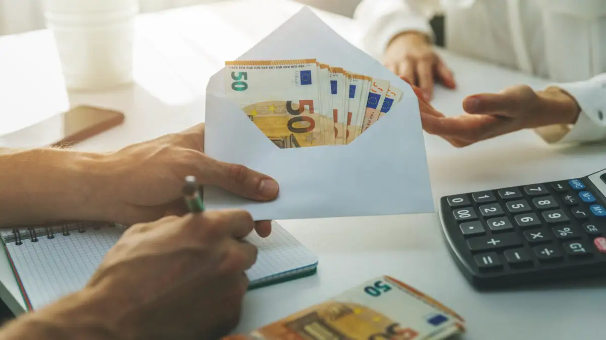 Pensie mai mică decât te aștepți. Cum te afectează la pensie anii lucrați „la negru”. Soluții pentru a reduce pierderile