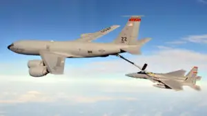 Aeronavă Boeing KC-135R Stratotanker într-o misiune de realimentare