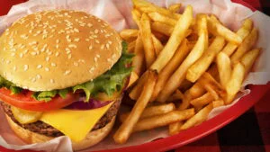 Burger și cartofi prăjiți