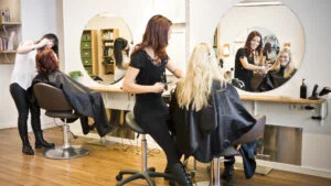 Cât ne costă frumusețea în 2026. Tarifele pentru tuns, coafat și tratamente estetice urcă în marile orașe
