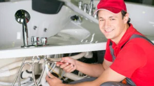 Deficitul de meseriași și inflația serviciilor. Cât plătesc românii pentru intervenția unui instalator în 2026