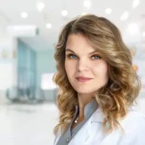 Trendul care șochează România. Medicul Ana Clima trage un puternic semnal de alarmă: „Eleve de liceu vin cu mamele de mână pentru intervenții estetice”