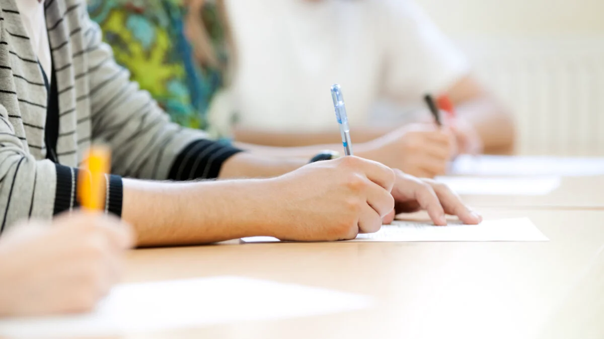 Ce opțiuni au elevii care pică Bacalaureatul în 2026. Reprogramarea examenului și școlile de meserii le oferă șanse noi