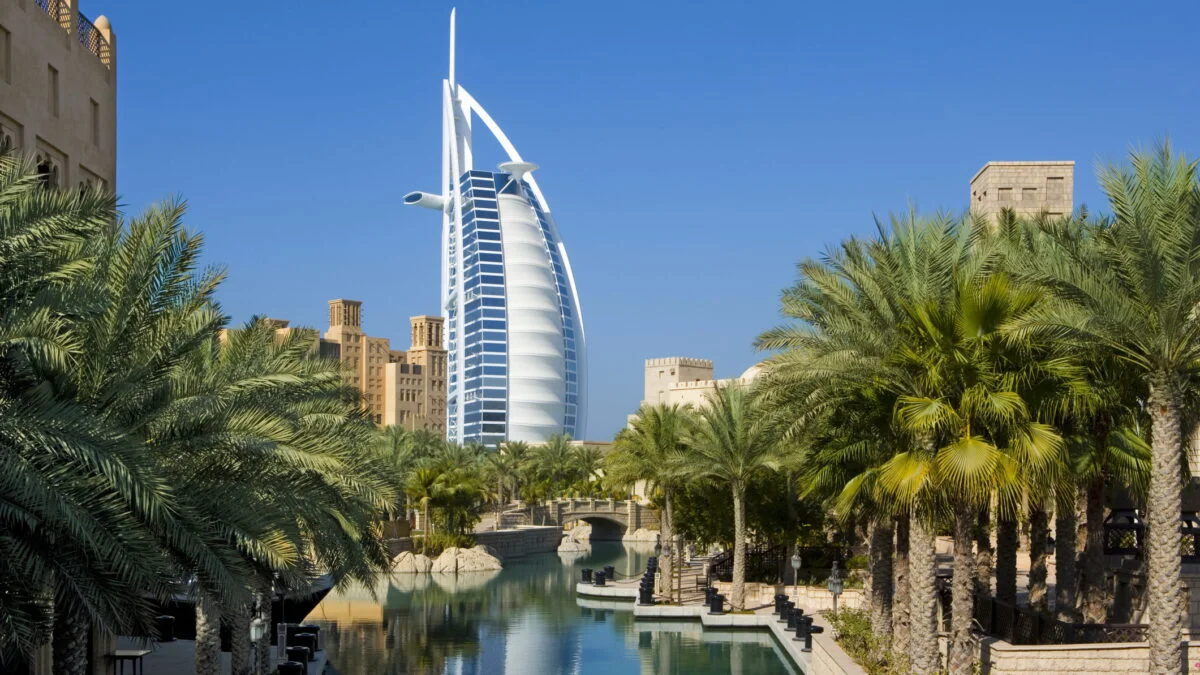 Nou scandal privind repatrierile. Regulile ministerului condus de Oana Țoiu blochează în Dubai o familie cu copil de 8 luni