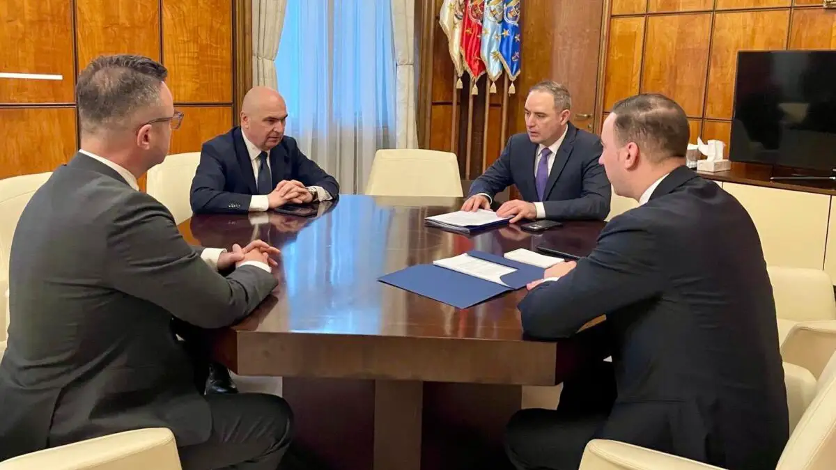 Guvernul intervine pe piața carburanţilor. Ilie Bolojan: O încercare de bruscare a pieţei, printr-o plafonare arbitrară a preţurilor, poate conduce la penurie