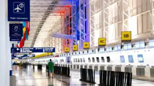 Rutele aeriene se rescriu în plină criză. Tom Parry de la Kiwi.com explică noile trasee ale pasagerilor spre Europa