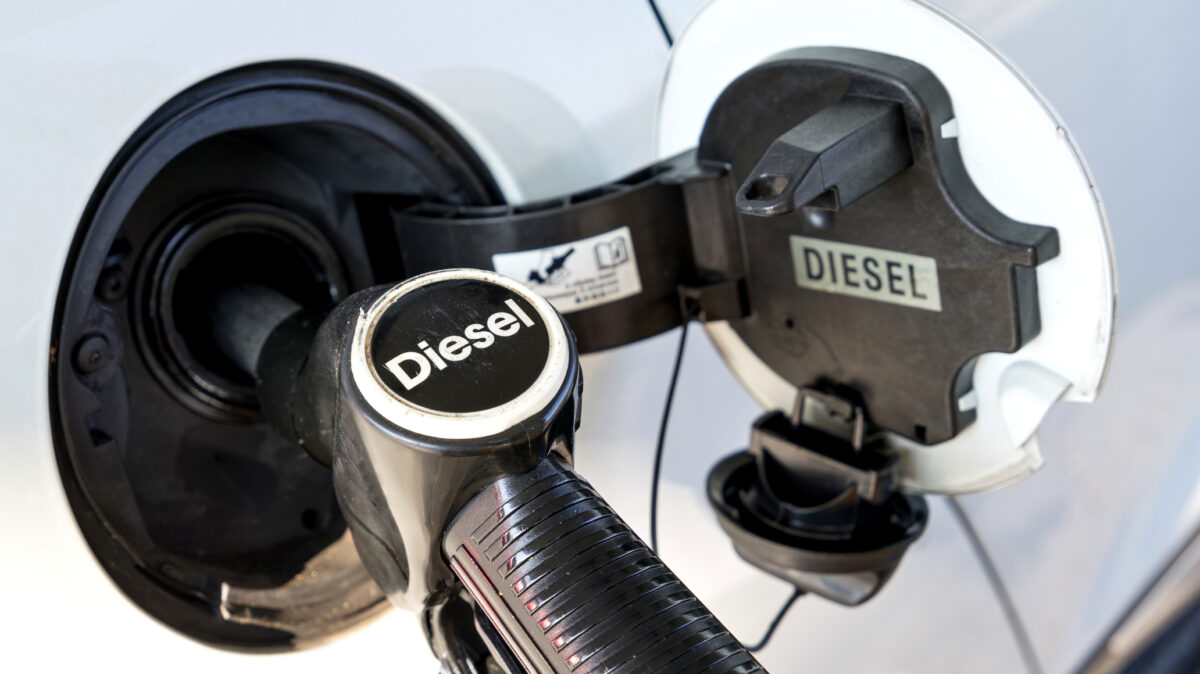 Motorina se apropie periculos de pragul de 10 lei. Dumitru Chisăliță: Țițeiul a crescut cu 36%, motorina s-a dublat