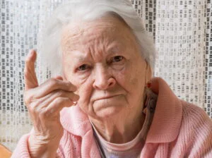 Pensionară, femeie nervoasă, pensii