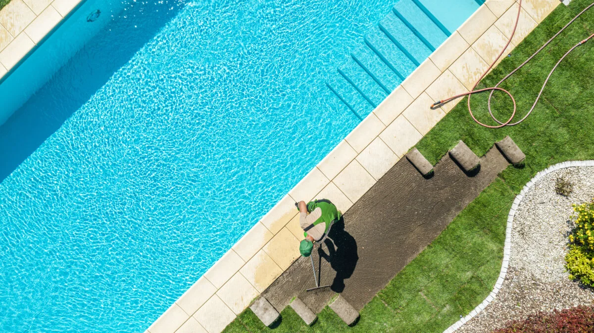 Cât costă să-ți faci o piscină în 2026. Diferența dintre prefabricate și construite pe loc. Când ai nevoie de autorizație