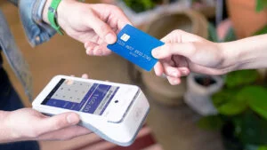 Plăți contactless, card, bani