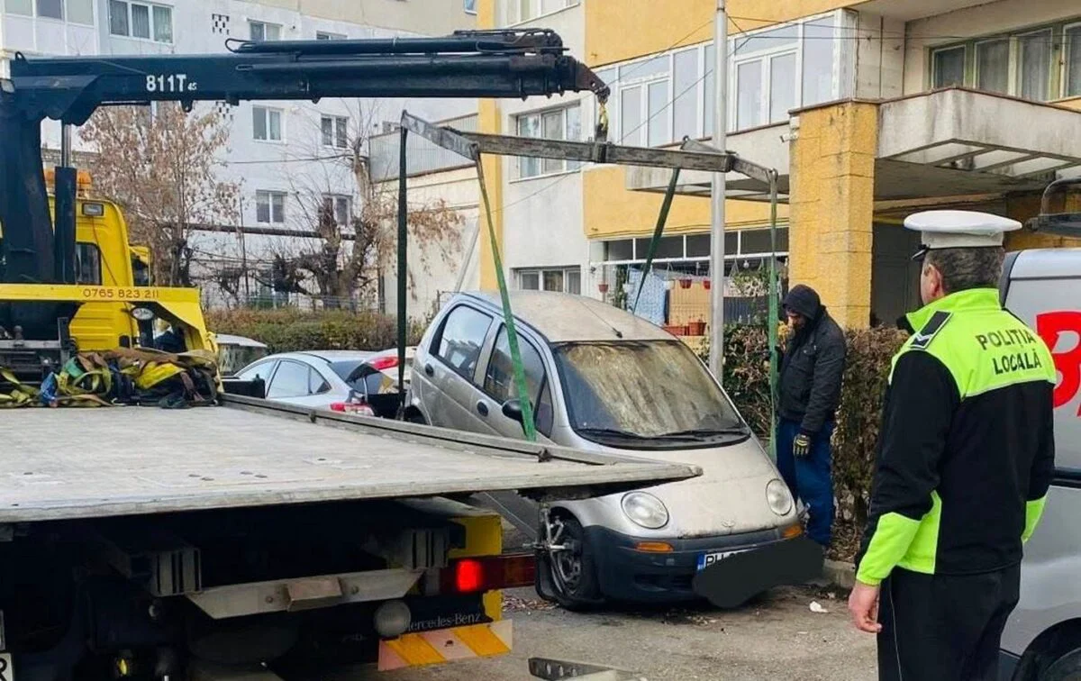 Regulă pentru proprietarii de mașini. Când se ridică vehiculul din parcare. Primăria transmite notificări