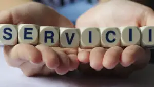 Românii cheltuie tot mai mult pe servicii în 2026. Cât costă, în realitate, confortul modern