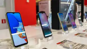 EXCLUSIV. Apple, Samsung și Xiaomi domină piața de telefoane second-hand în România. Cumpărătorii au mai multă încredere în produsele recondiționate