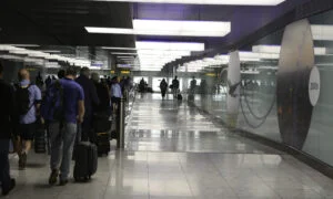 Turiști în aeroport