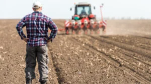 arat și semănat pământul, lucrari agricole, agricultura, fermieri