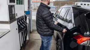 Preț carburanți sâmbătă, 28 martie. Cât costă un plin în România? Carburanții continuă să se scumpească